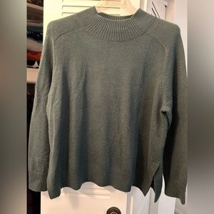 Banana Republic Sweater XL Green, slight pulling.